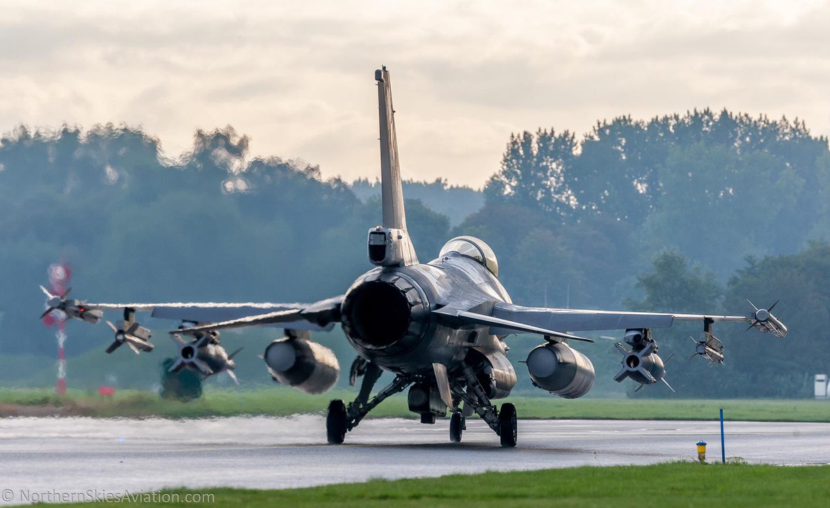 VlbLeeuwarden's tweet image. Onze studenten van #FWIT2019 en #TWIC2019 zijn vandaag (woensdag) te zien en te horen boven en rondom het militaire oefengebied de Marnewaard. Er wordt geoefend in het verlenen van Close Air Support (CAS). Meer weten over de FWIT? defensie.nl/organisatie/lu…