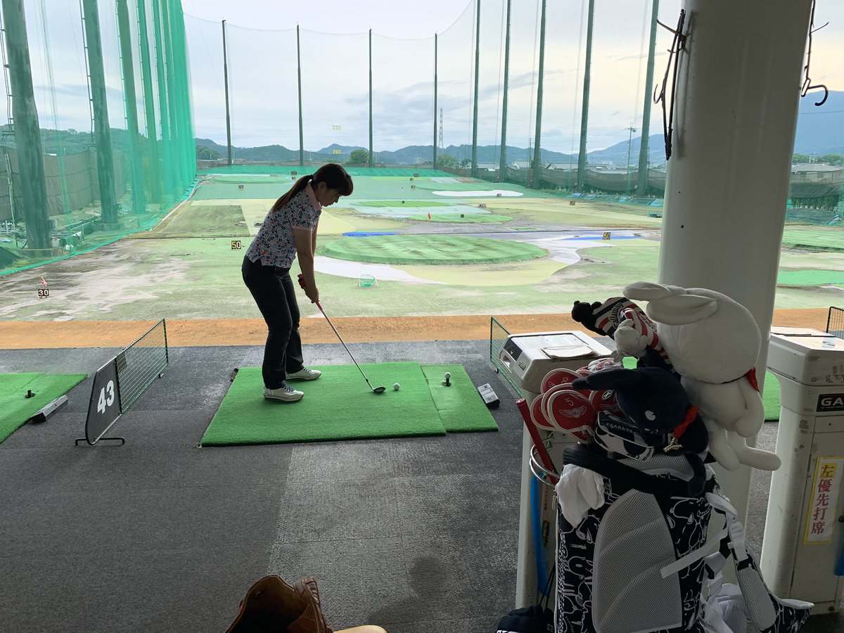 osga_yamatotaka's tweet photo. 高田校の高いそです🤗今日、水曜は、朝の9時のクラスから、19時30のクラスまで、一日中レッスン日でした^_^
朝から生徒さん達は、頑張りまし��😊コースに行かれる生徒さんもチラホラと、皆さん頑張って下さい‼️#ゴルフ初心者　#ゴルフ女子　#ジュニアゴルフ　#ワンストップゴルフ https://t.co/rMBl6iShqj