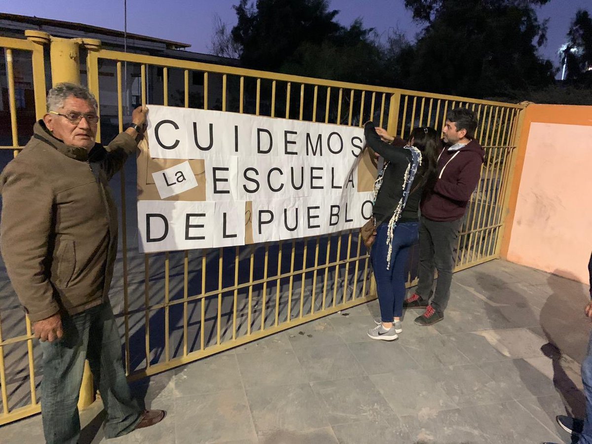 Gerardo_Arica's tweet photo. Antenoche, con los vecinos instalamos este cartel en la Escuela Tucapel, después de sufrir un saqueo. Son los mismos vecinos que protestan, los guardianes de nuestra escuela del pueblo. Gracias #Arica #Noesunaguerra https://t.co/EGye2dqPmy