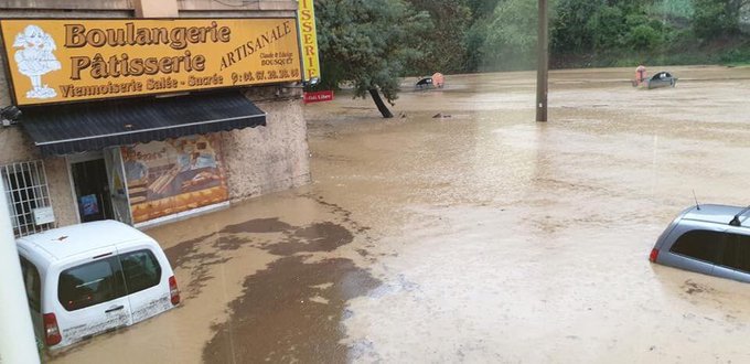 riisc_7's tweet image. #Intempéries L’épisode pluvio-orageux se poursuit jusqu’en fin de journée dans les départements du Sud de la France. Les #sapeurssauveteurs de l&apos;#uiisc7 sont mobilisés à @VilleDeBeziers ⛈️ #VigilanceOrange #Orages #PluieInondation #VagueSubmersion @SecCivileFrance