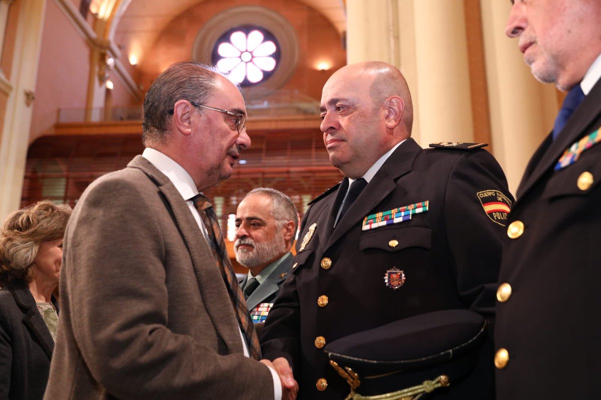 Javier Lambán (@jlambanm) on Twitter photo Agradecimiento a JM Hernandez, Jefe Superior de la <a href="/policia/">Policía Nacional</a> en #Aragón por su labor de protección de los derechos y libertades y, en concreto, por el servicio prestado la semana pasada para proteger a los ciudadados catalanes de la violencia del independentismo radical Agradecimiento a JM Hernandez, Jefe Superior de la <a href="/policia/">Policía Nacional</a> en #Aragón por su labor de protección de los derechos y libertades y, en concreto, por el servicio prestado la semana pasada para proteger a los ciudadados catalanes de la violencia del independentismo radical