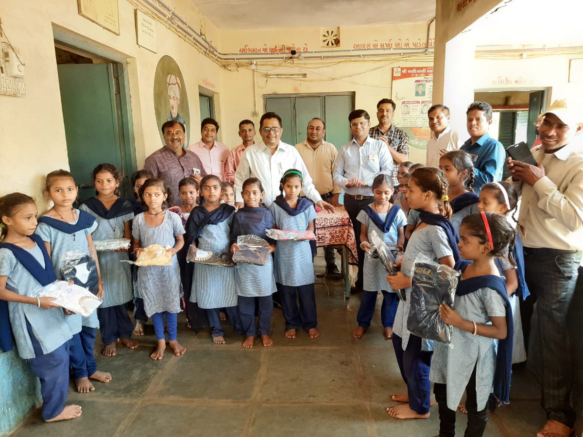 chitralekhamag's tweet photo. આ અધિકારીઓ બાળકો સાથે ઉજવશે દિવાળી…વધુ વાંચવા ક્લિક કરો... https://t.co/F0m0pYbrJD #India #Gujarat #Dahod #Officers #dipawali #Celebration #poorchildrens #chitralekha https://t.co/CzflRLKThA