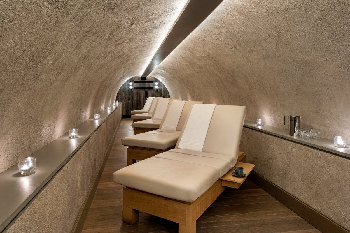 edwardianMCR's tweet photo. Explore The Spa and Gym, refined by its sweeping uninterrupted floor plan. Discover the state-of-the-art gym, urban subterranean swimming pool, tranquil sauna, steam rooms and atmospheric treatment areas #TheEdwardianManchester #EdwardianHotelsLondon #RadissonCollection https://t.co/AoKjmeCXIl