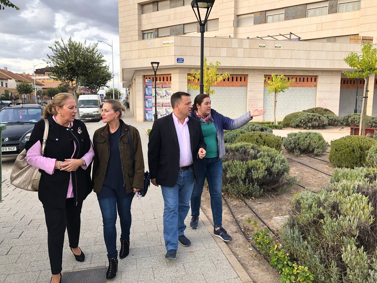 1/He visitado <a href="/BARRI0MEDICIN4/">AV BARRIO MEDICINA</a> para recordar a sus vecinos que seguiremos reclamando a la Junta un nuevo colegio en este barrio a través de la presentación de una enmienda a los presupuestos regionales de 2020 para garantizar la construcción de esta necesaria infraestructura.