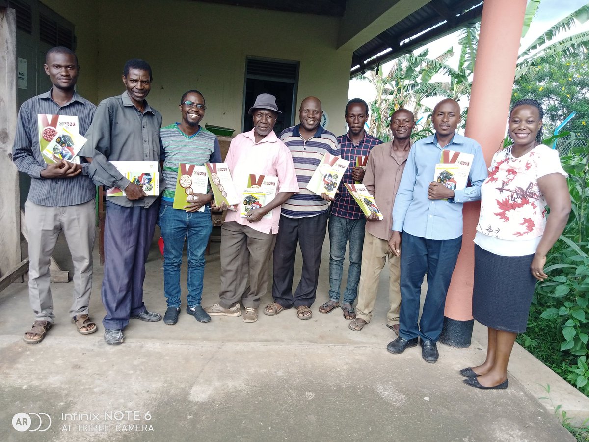 PaustaClessy's tweet photo. Interacting with Smallholder #Maize Farmers of Kabirizi Growers Cooperative Society Ltd in Kasese District. We discussed #StructuredGrainTrade, and the need for Good Quality Grain. We handed them Farmers guides for Maize Grain Standards Specifications
@EAGrainCouncil @UNBSug https://t.co/lONPyAscTX
