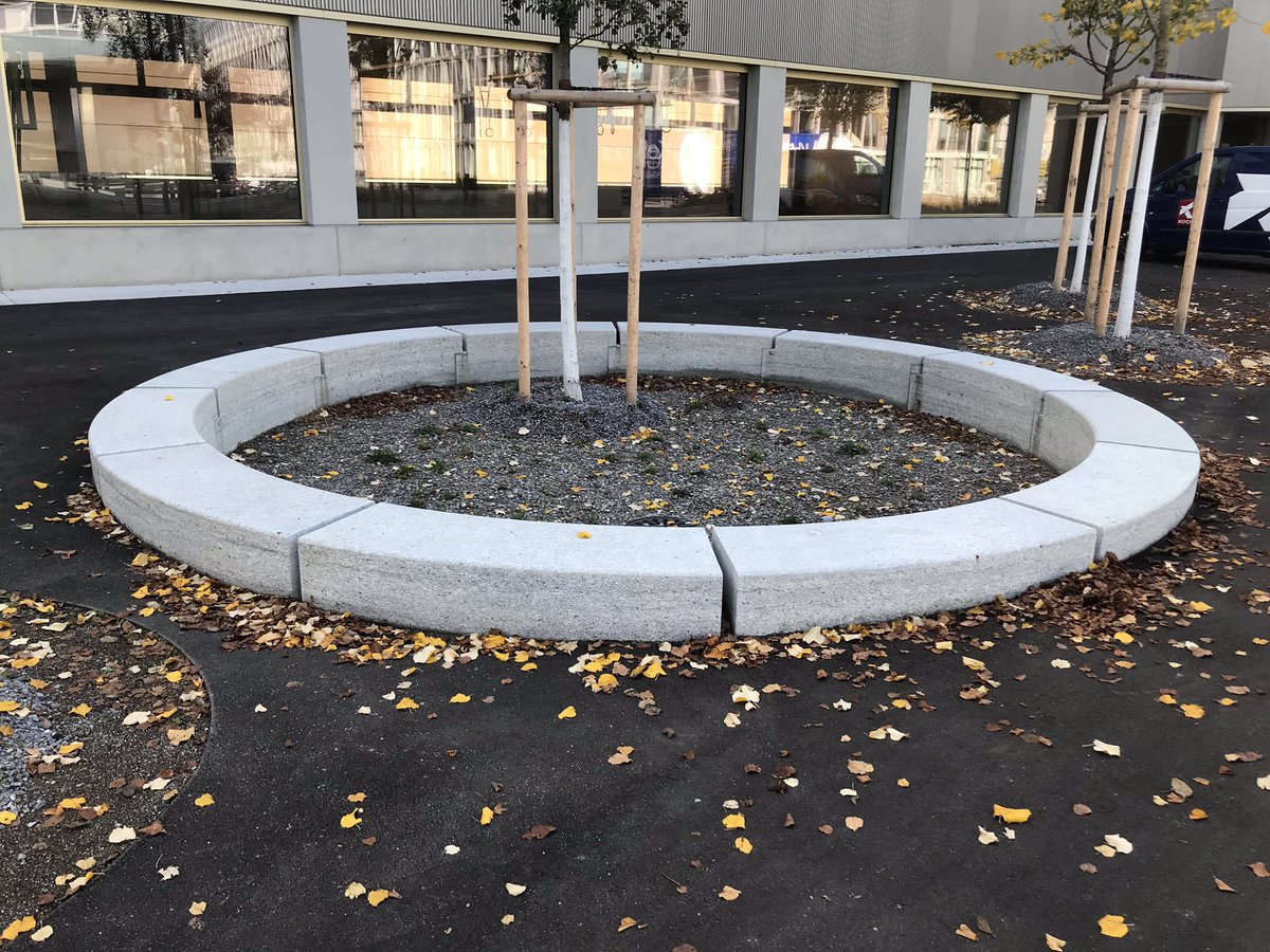 ixistenz's tweet image. warum glaubt eigentlich jemand, wir würden uns and den rand dieser oder in diese löcher setzen? ##designfehler frei nach dem motto: mächtige sassen schon immer in löchern