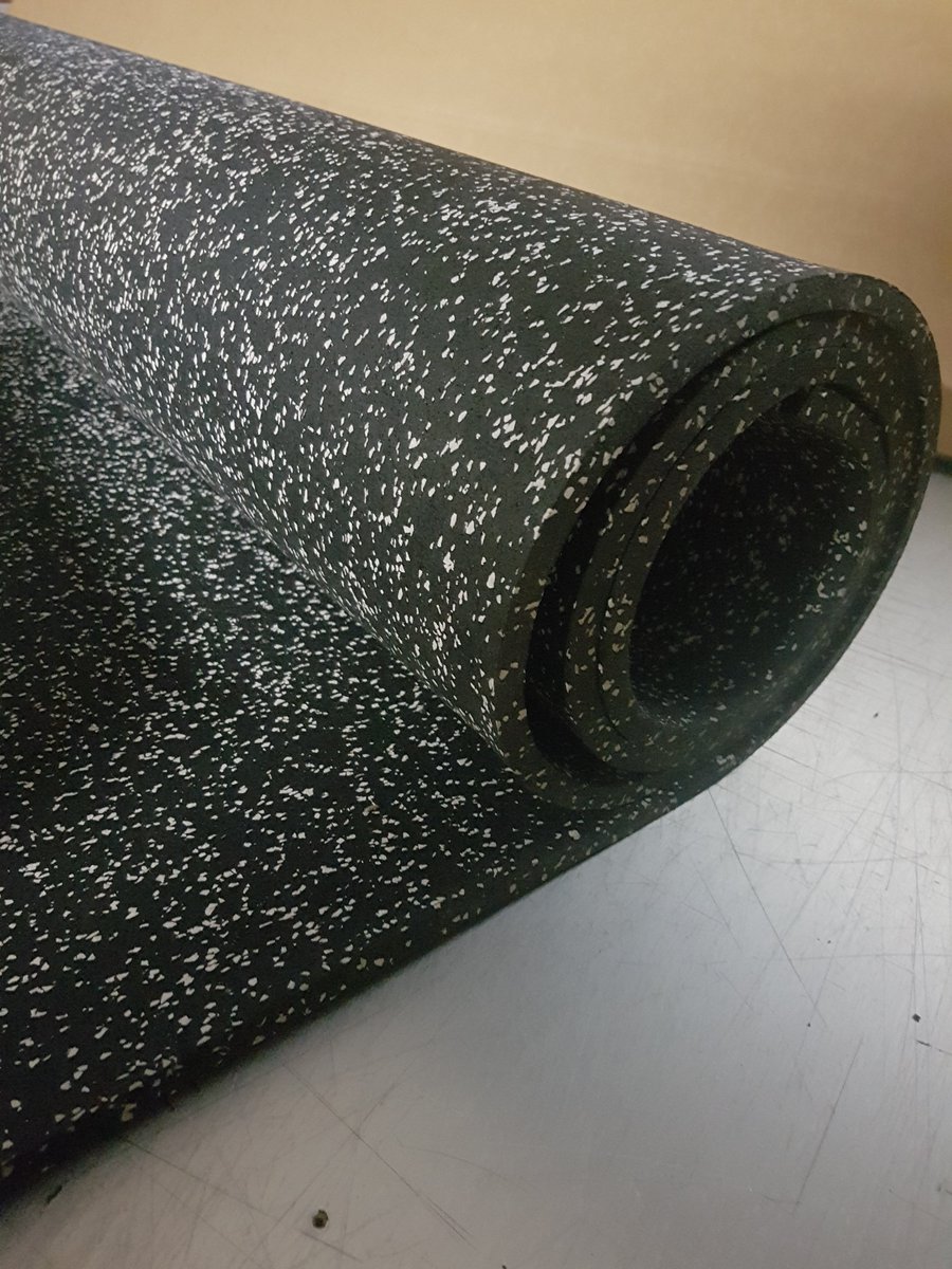 Sportboden, Gummiboden, Fitnessboden mit trittschalldämpfender Wirkung für ein gelenkschonendes Training: bit.ly/2jWCic7