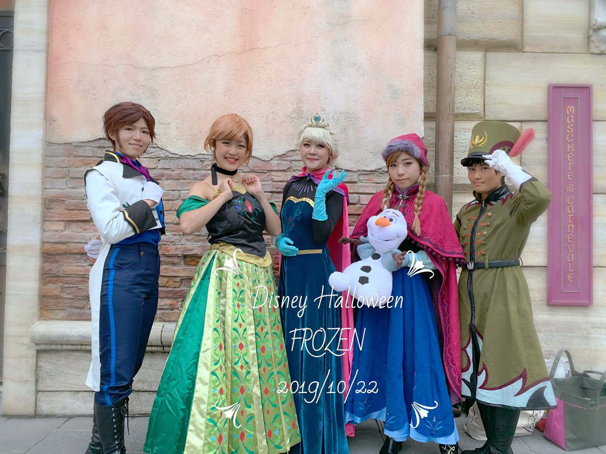 123yua811's tweet photo. 10/22アナ雪併せ❄️
ほんっとうにたのしかった！！💗💗💗
#dハロ仮装　#dハロ仮装2019 
戴冠式エルサ@SHINOD20 
雪山アナ@mogmogshrimp 
ハンス@uramugen 
衛兵@Bester_Riger 
戴冠式アナ わたし！ https://t.co/2R8GZ42xwy