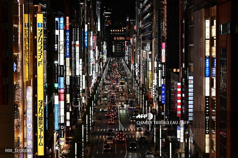 A general view shows Tokyo's Ginza district on October 23. #Japan 
A picture by #AFP photographer <a href="/CTriballeau/">Charly Triballeau</a>