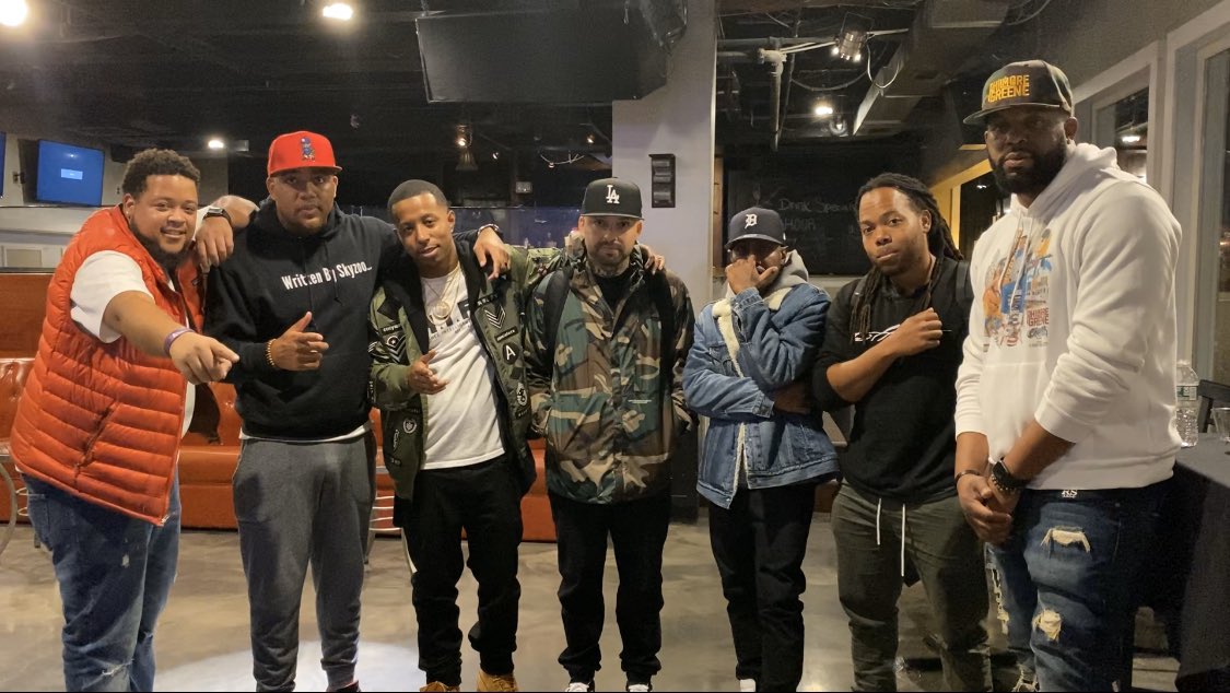 Blackman103's tweet photo. @skyzoo x @ELZHI x @LandonWordswell x @PhilmoreGreene x @60east909 #TheRetropolitanTour #HIFY https://t.co/mxQ0T7KNjr