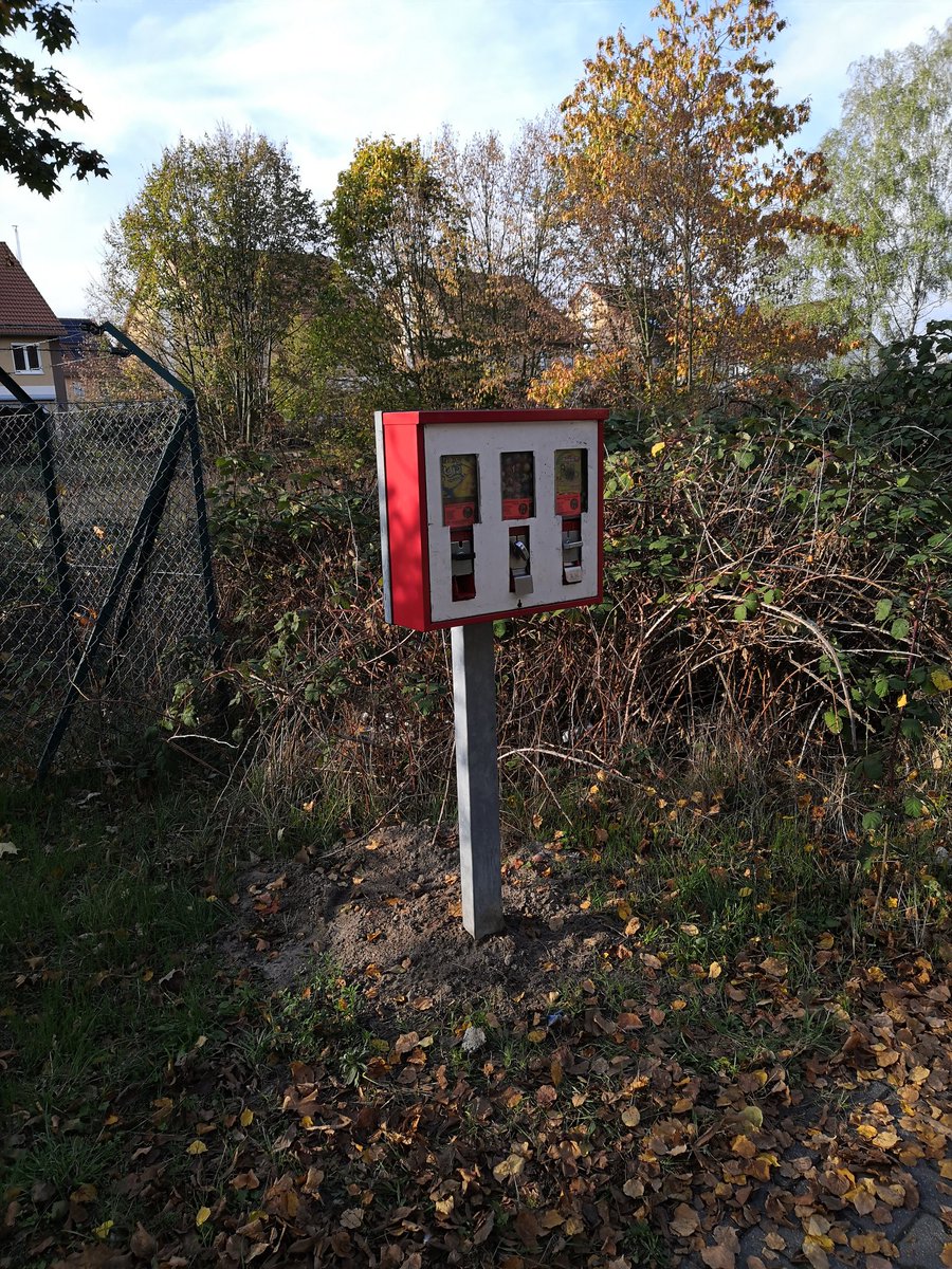 Wer genehmigt sowas auf einem Schulweg? Brunsbütteler Damm/ Nennhauser Damm. Das Grundstück müsste den <a href="/wasserbetriebe/">Wasserbetriebe</a> n gehören. <a href="/bvvspandau/">BVV Spandau</a> <a href="/gruenbvvspandau/">Grüne BVV Spandau</a> <a href="/Raum1206/">Piraten BVV Spandau</a> <a href="/Tsp_Spandau/">Tagesspiegel Spandau</a> <a href="/FDP_BVV_Spandau/">FDP Fraktion in der BVV Spandau</a> <a href="/spandau/">Dave Bowman</a>