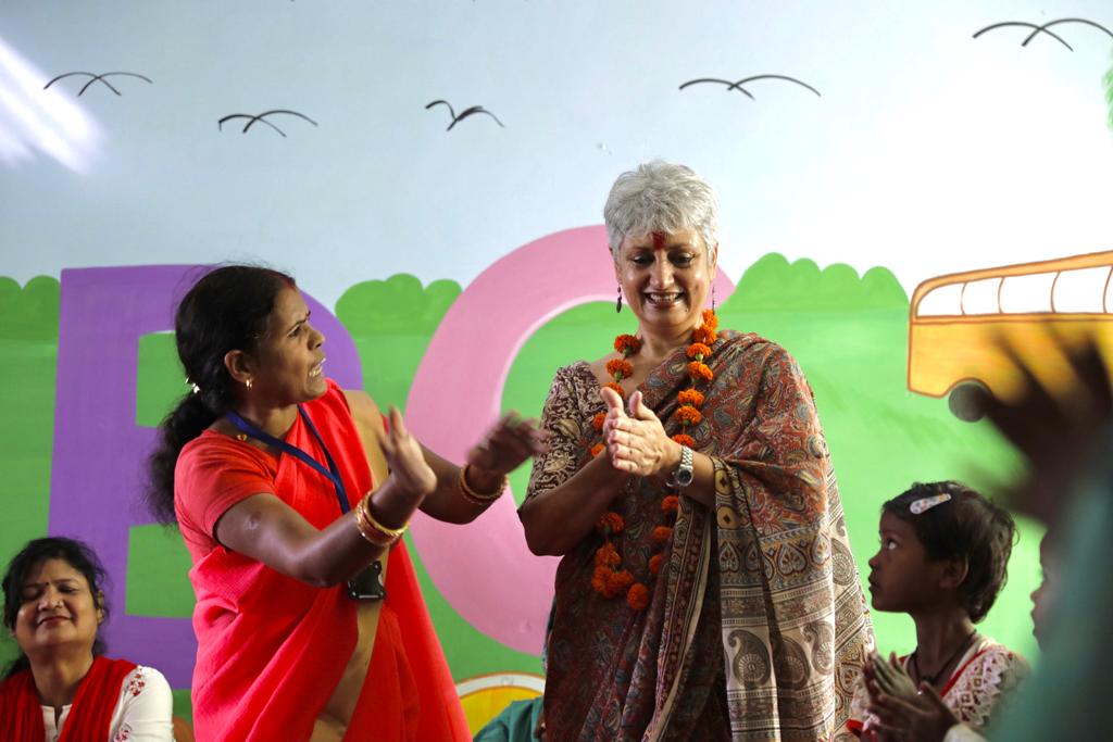 This is the way we wash our hands
Wash our hands
Wash our hands....

Young Anupriya explains handwashing at the Early Childhood Education class at the Anganwadi Centre in  Kanjadwa #UttarPradesh.

#SwachhBharat