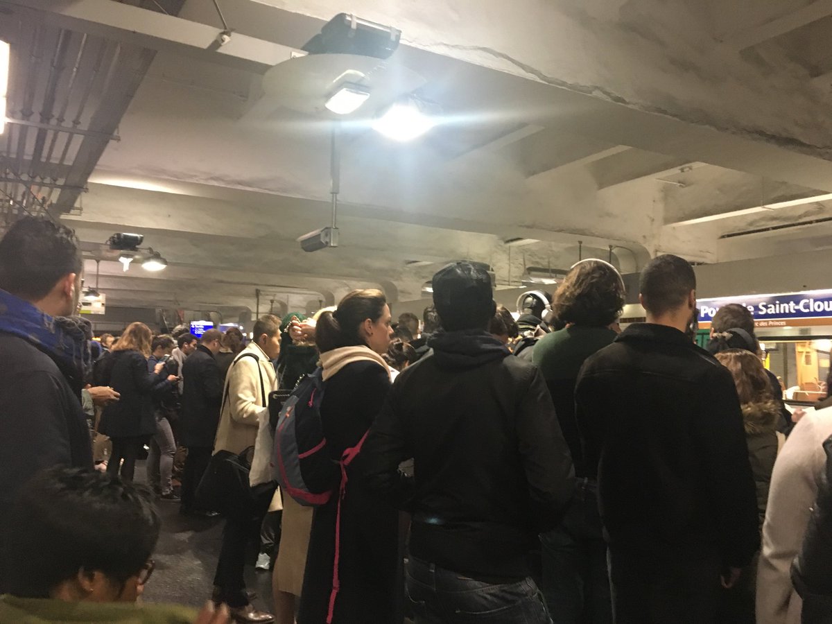 VeroBucaille's tweet photo. #pertubations importantes @Ligne9_RATP #ratp depuis lundi #métros #bondés #quais surchargés matin et soir et ce matin #changement #métro #portedesaintcloud Pourquoi? Aucune explication? Aucune solution ? #mairie16 @RATPgroup @ClientsRATP https://t.co/BVak8wTFMx