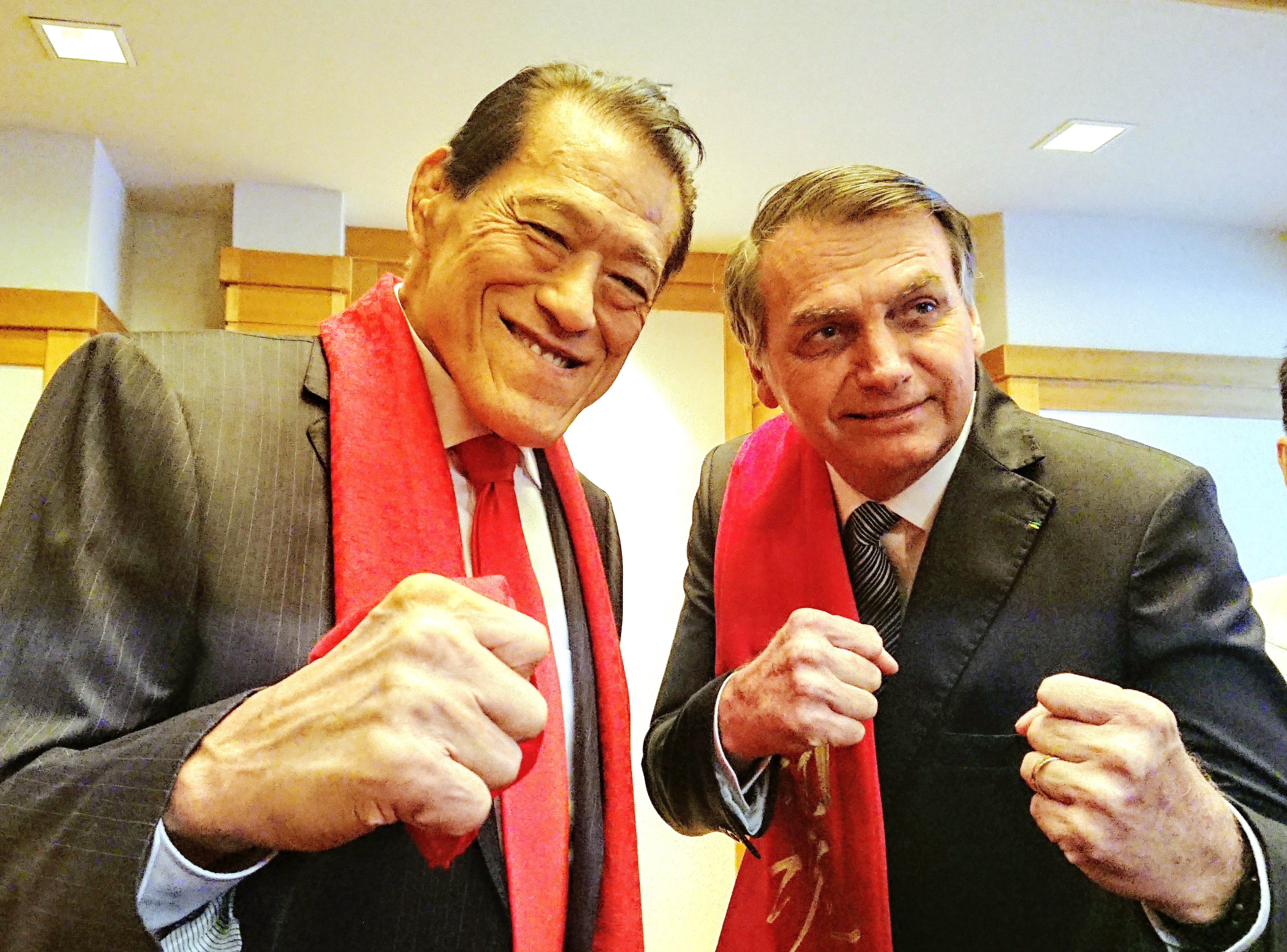 تويتر アントニオ猪木 على تويتر ブラジルのジャイール ボルソナーロ大統領とお会いしました サンパウロ市とリマ市の名誉市民である崇教真光の三代教え主 岡田晃弥師 ブラジル国会議員の西森ルイス弘志議員と一緒に T Co Yepwofrmda