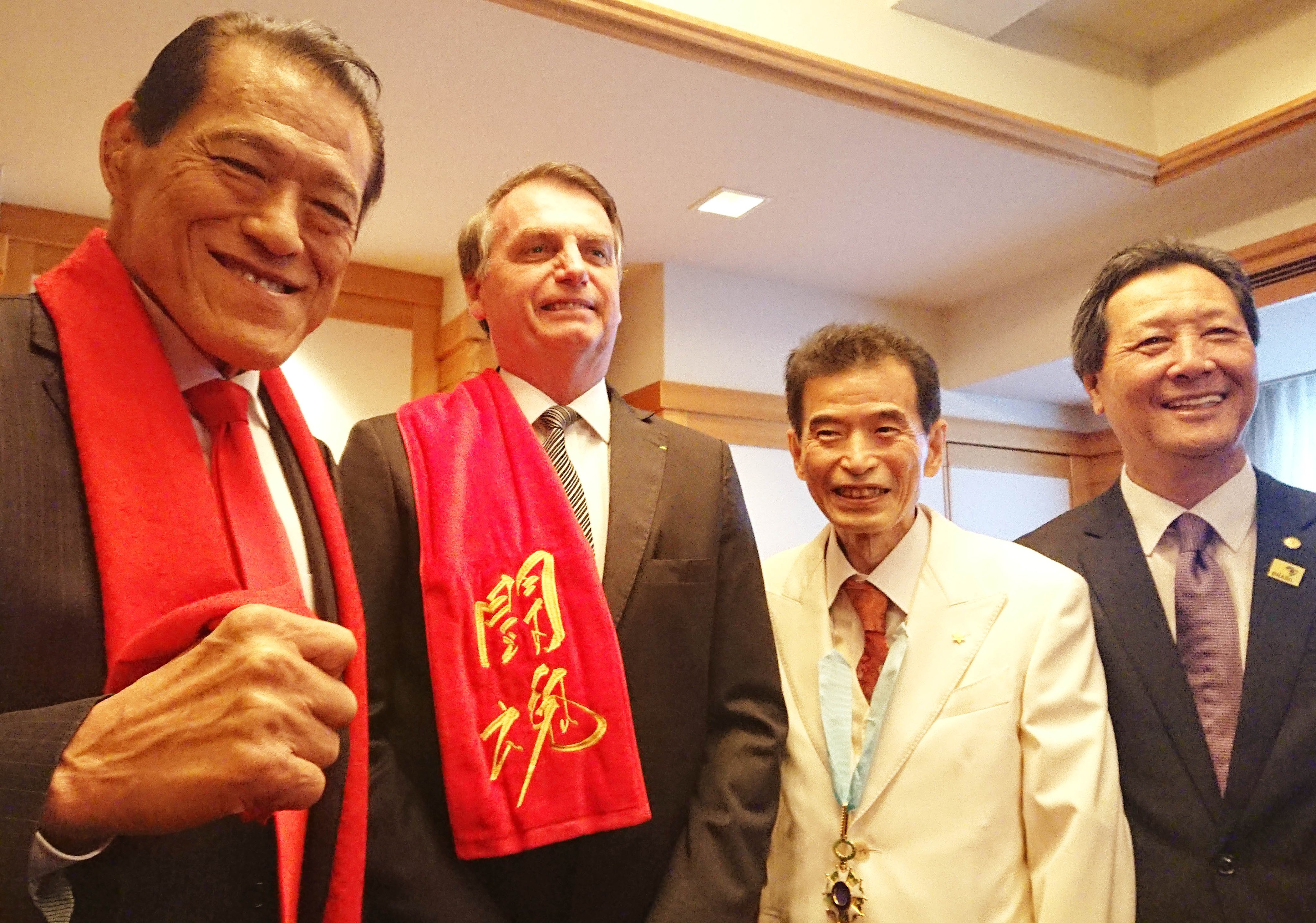 تويتر アントニオ猪木 على تويتر ブラジルのジャイール ボルソナーロ大統領とお会いしました サンパウロ市とリマ市の名誉市民である崇教真光の三代教え主 岡田晃弥師 ブラジル国会議員の西森ルイス弘志議員と一緒に T Co Yepwofrmda