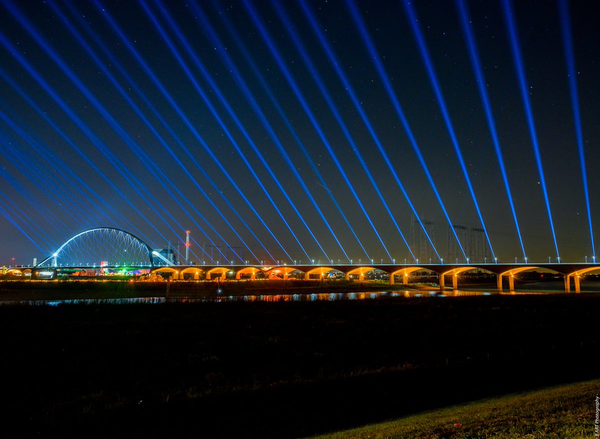 Impressive! 48 CLF Aorun beams were placed at 'de Oversteek' in Nijmegen by Ecolicht. Each beam honours one fallen soldier during the Waal Crossing, which was part of Operation Market Garden.

Photos: Bart Kouwenberg