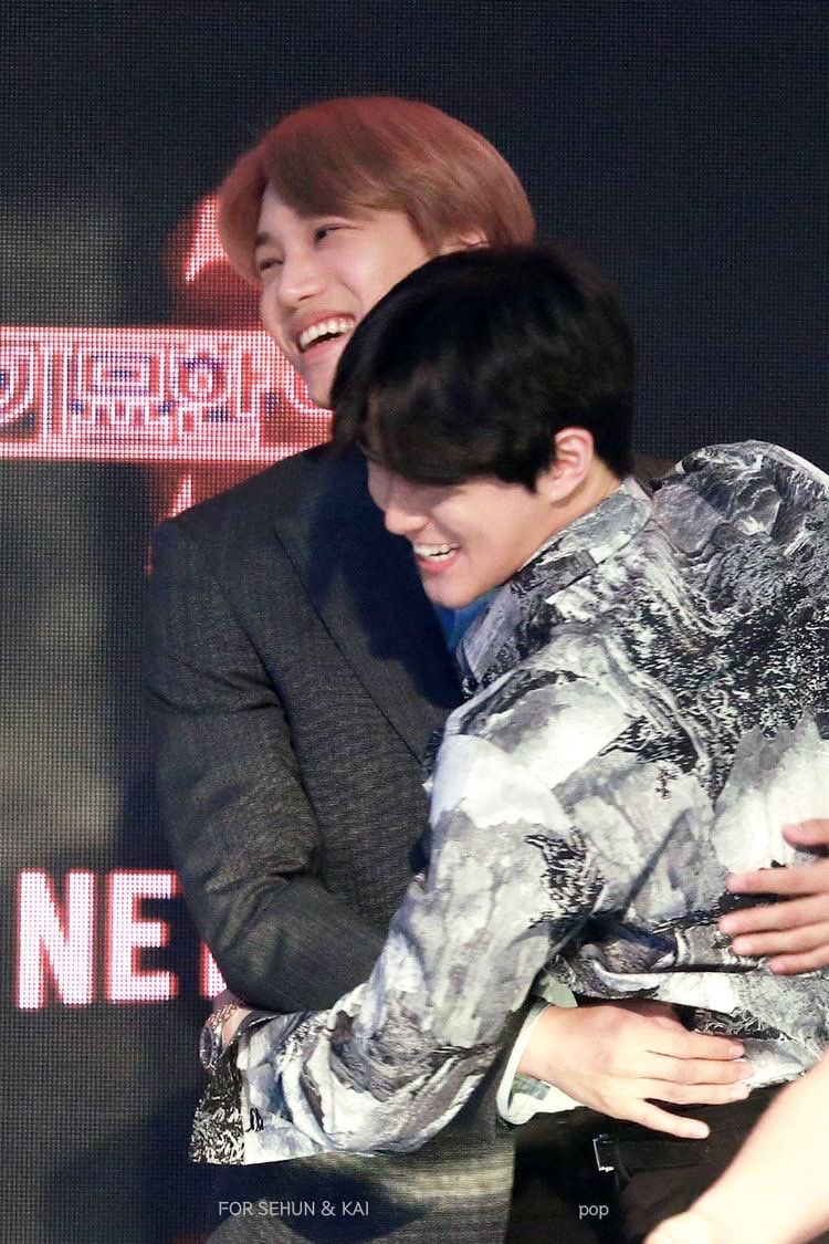 HonigNini's tweet photo. I don’t care that Jongin is kinda tall, he’s tiny! #kai #exo #super_kai https://t.co/K5CzpaWiEc