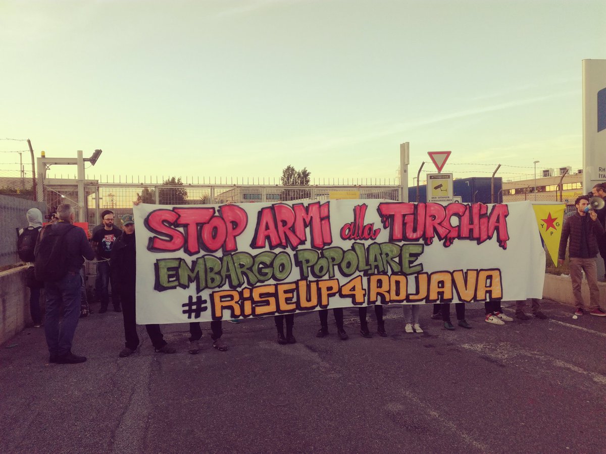 BaobabExp's tweet photo. Manifestazione pacifica davanti alla @RheinmetallAG,che produce armi per la Turchia,con le quali #Erdogan bombarda il popolo curdo in #Rojava

#Rheinmetall,niente da dire sulle vostre responsabilità?Cosa si prova a fare profitto con la morte?
(Inondiamoli di tweet)
#riseup4rojava https://t.co/F5m71gePCQ