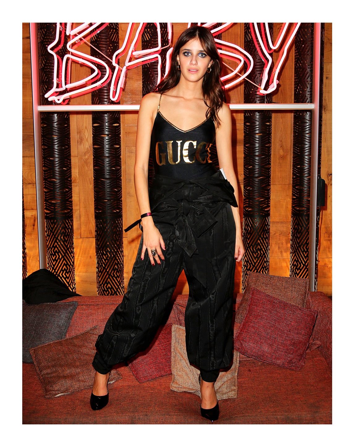 Gucci Japan ローマにて催されたnetflixのドラマ Baby のシーズン2を祝うパーティーにて 出演者の ベネデッタ ポルカローリ Benedettaporcaroli は Guccifw19 コレクションのカフ付きアンクル丈モアレジャンプスーツにスイムスーツ ハイヒールを合わせ