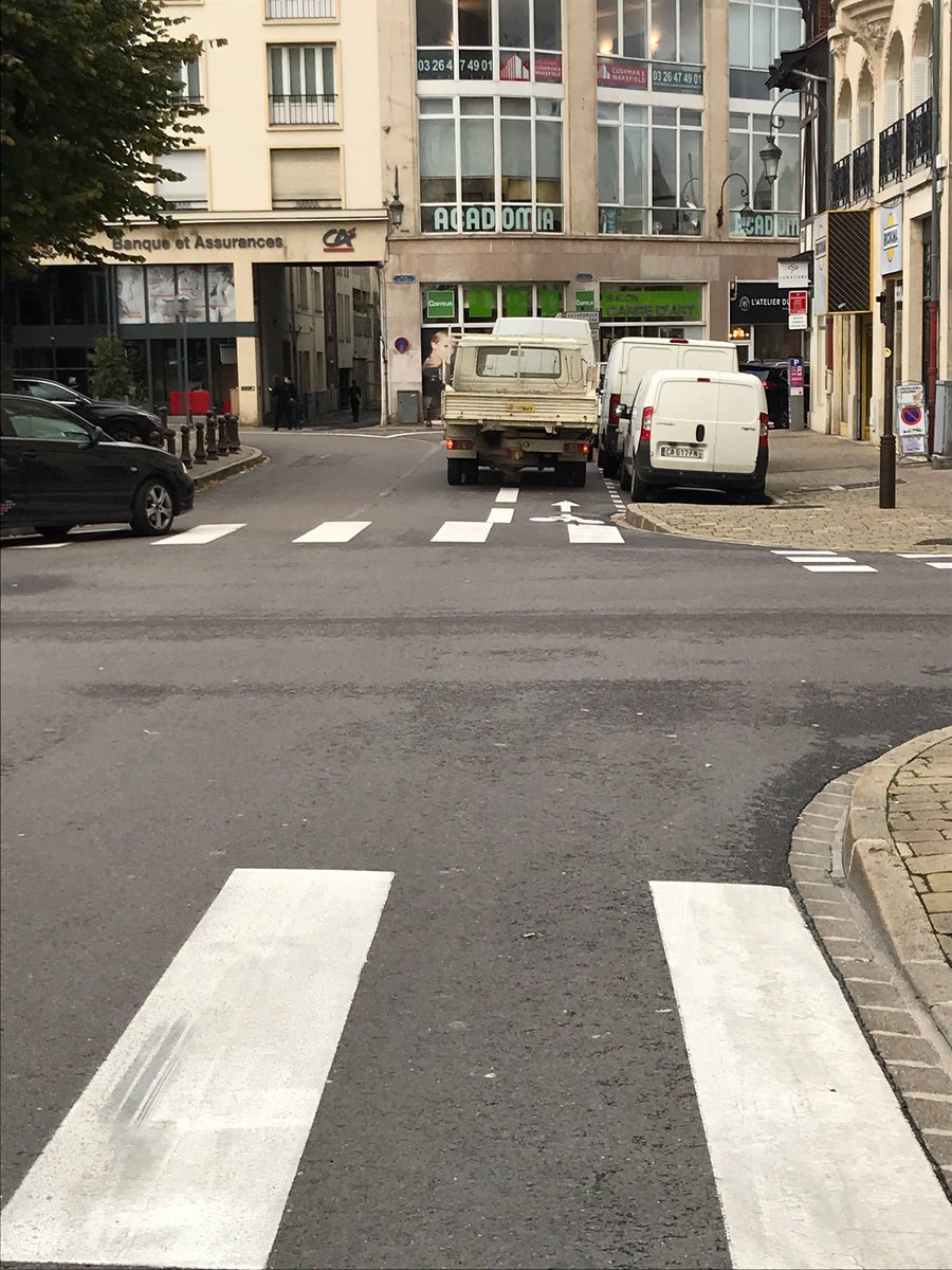 sedeplacerautre's tweet image. Stationnement sur #pistecyclable par "ceux qui travaillent"
❌ selon le #cdr :stationnement très gênant 135€ de contravention 
❌ selon la sécurité : mise en danger des usagers les plus vulnérables
✅ selon le maire de @villedereims  RAS c'est une nécessité... Dommage... #gcum