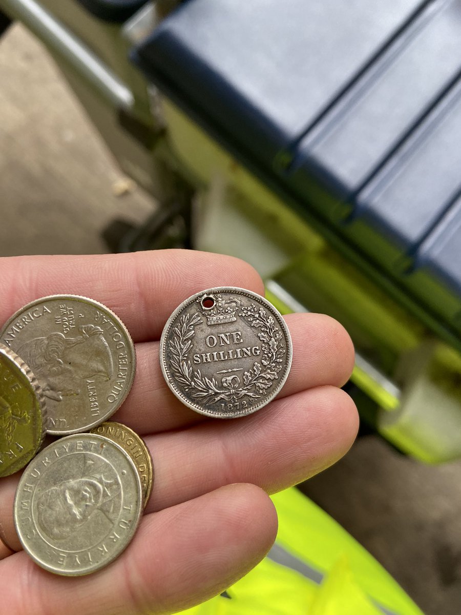 LittleJohn_RC's tweet image. Got some more coins given to me today from a work colleague including a Queen Victoria Silver 1872 One Shilling 👍 #OldCoins #CoinCollectingIsFun #GoodFriends #QueenVictoria #SilverCoin #OneShilling #SaturdayNightCoinShow