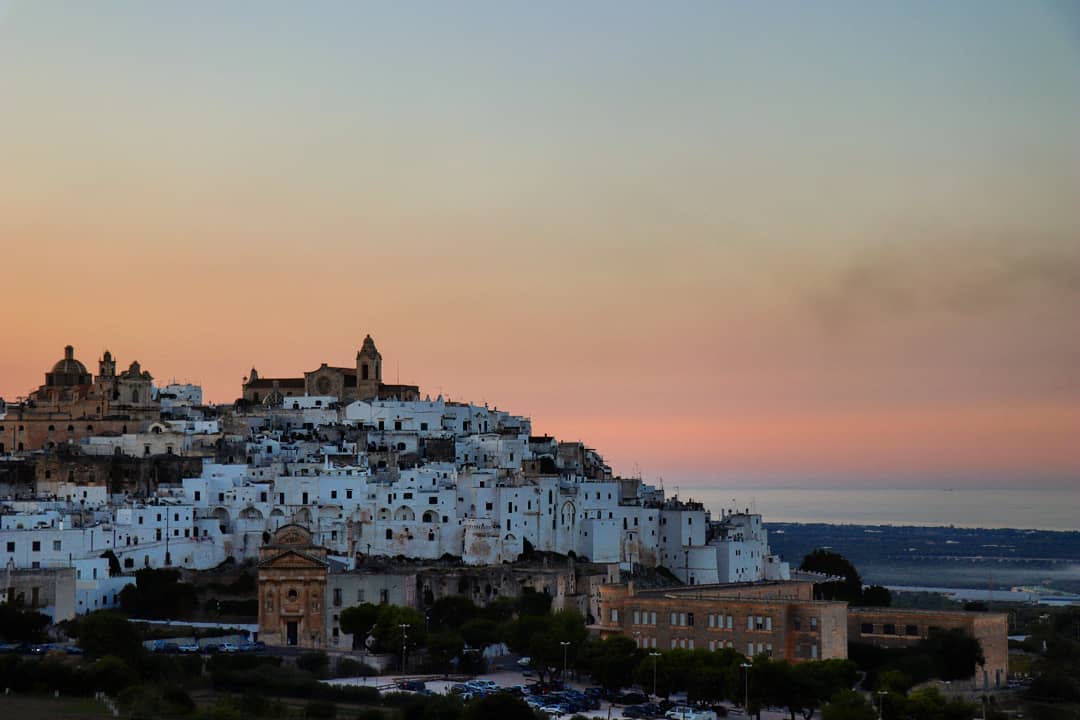 viaggiarepuglia's tweet photo. Ostuni, la città bianca qui, al tramonto, si tinge di rosa. 

 #WeAreinPuglia

📷 Instagram @ mariostuni91 https://t.co/K5s6QclMqh