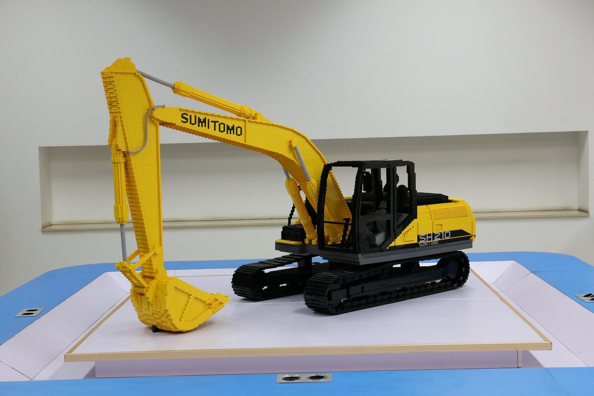 三井淳平 Jumpei Mitsui A Twitter ちなみに写真の赤いショベルカー は ラスベガスの世界最大級の建機イベントで使用いただいたのですが 実物のショベルカーは近くで見るとどれも想像以上にデカくて超かっこよかったです 語彙