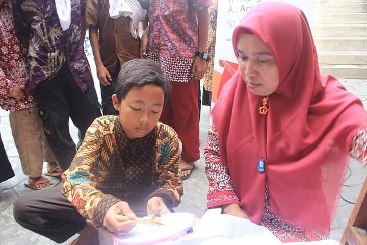 Sd Juara Yogyakarta Auf Twitter Sd Juara Yogyakarta Peringati Hari Batik Yang Jatuh Pada Tanggal 2 Oktober 2019 Siswa Kelas 1 3 Mewarnai Motif Batik Siswa Kelas 4 Membatik Dengan Teknik Jumputan Kelas 5 Ecoprint Dan Kelas