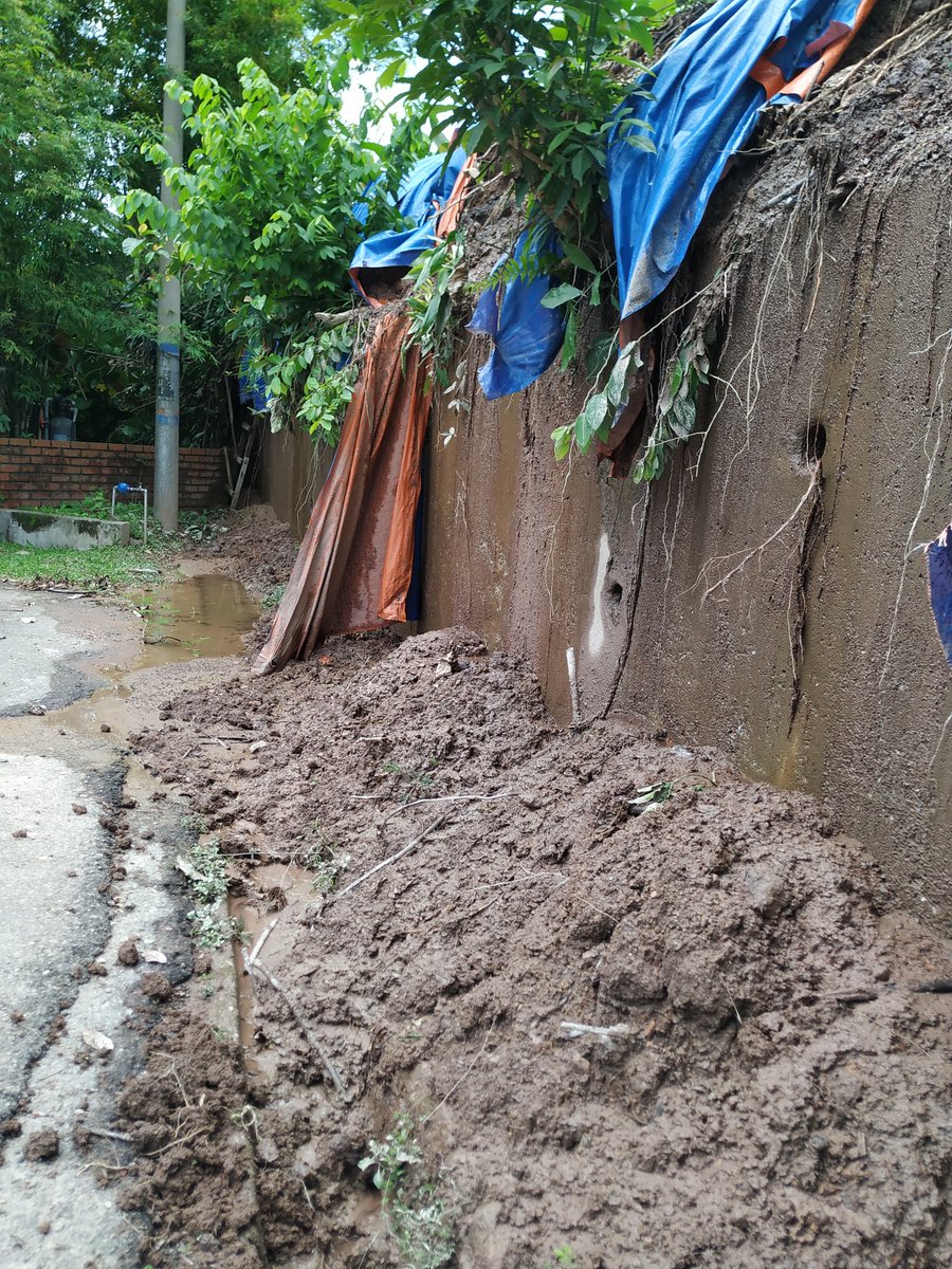AntoineKL's tweet photo. @SPSetiaGroup what do you plan to do to now? It's been ongoing for 16mths. 3mth ago you decided to cut off all the trees on the hill. This is the result of yesterday's rain. This is in Lorong Beluntas 2, Medan Damansara. Great job I have to say! https://t.co/Vx0H6JlYH9