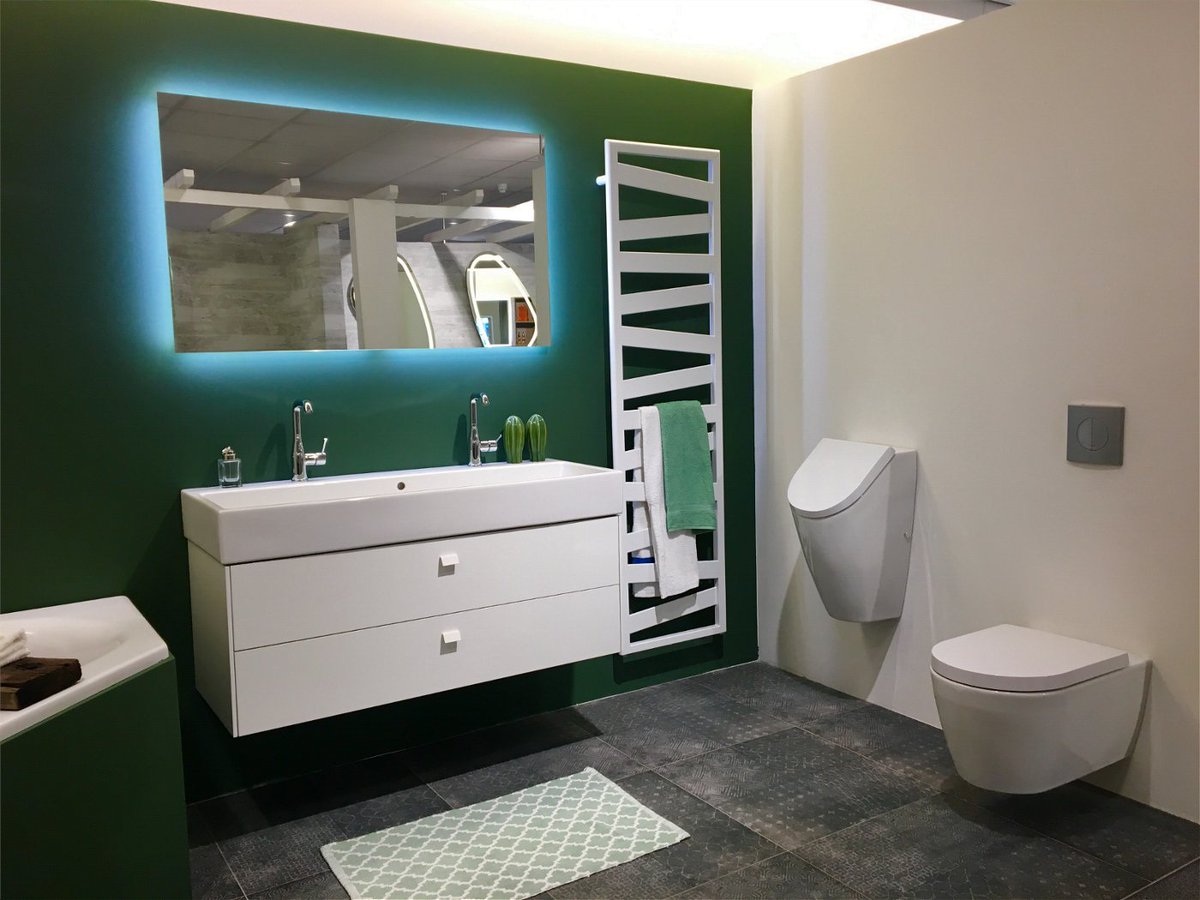 Een radiator hoeft niet recht toe recht aan te zijn. Deze variant van Zehnder zorgt voor een speels element in het interieur. Kom eens langs in onze showroom om inspiratie op te doen. #simondehaas #sanitair #badkamerdesign #wooninspiratie #interieurstyling #radiator #vtwonen