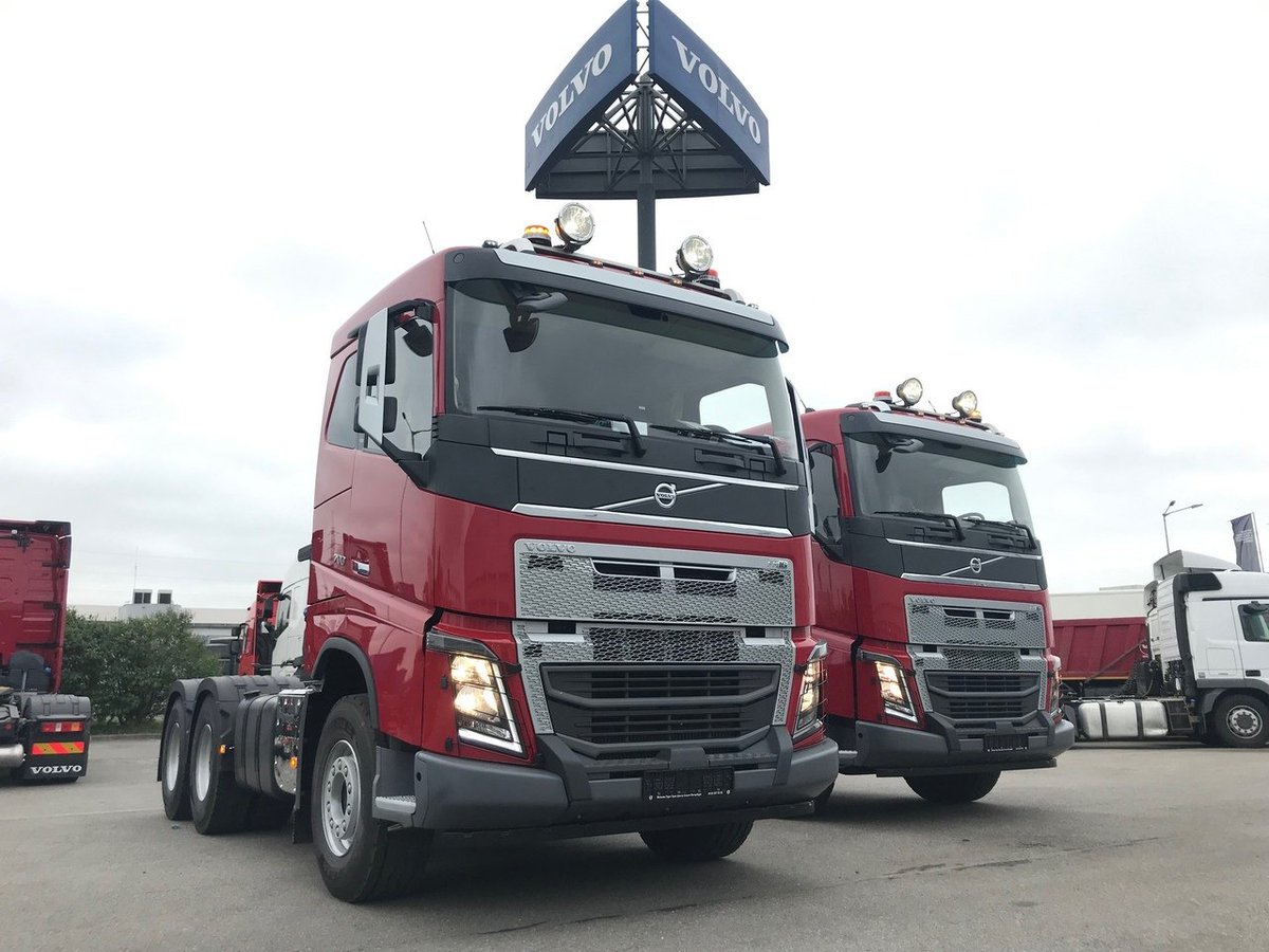 VolvoTrucksRus's tweet photo. Два седельных тягача Volvo FH16 отправляются в парк «Угольной Компании Бурятии». Тягачи оснащены 16-литровым двигателем мощностью 700 л.с., автоматизированной КП I-Shift с двумя понижающими передачами и трансмиссионным тормозом – ретардером. 📷 mishg0 #VolvoTrucksRussia #Trucks https://t.co/1uurnL7pI6