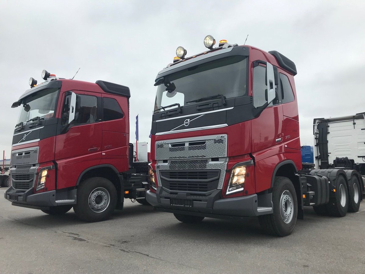 VolvoTrucksRus's tweet photo. Два седельных тягача Volvo FH16 отправляются в парк «Угольной Компании Бурятии». Тягачи оснащены 16-литровым двигателем мощностью 700 л.с., автоматизированной КП I-Shift с двумя понижающими передачами и трансмиссионным тормозом – ретардером. 📷 mishg0 #VolvoTrucksRussia #Trucks https://t.co/1uurnL7pI6
