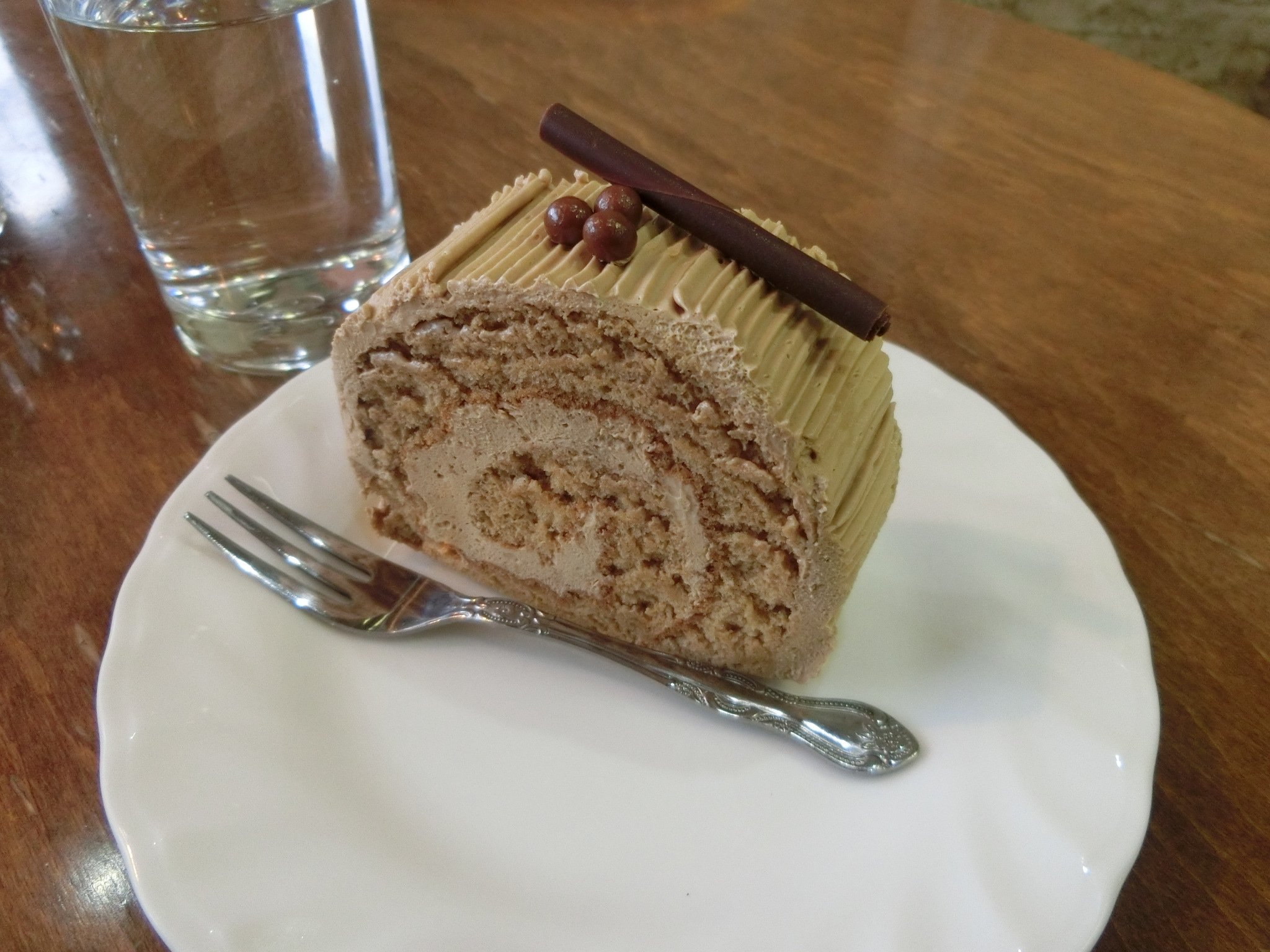 今井泰文 インフルエンサー目指しています 蕨の老舗洋菓子店 ベルマン 今回 モカロールケーキとレーズンサンドを堪能 モカロールケーキはかためのモカバタークリームを合わせ レーズンサンドはサクッとしたビスケットでラムレーズンをサンド