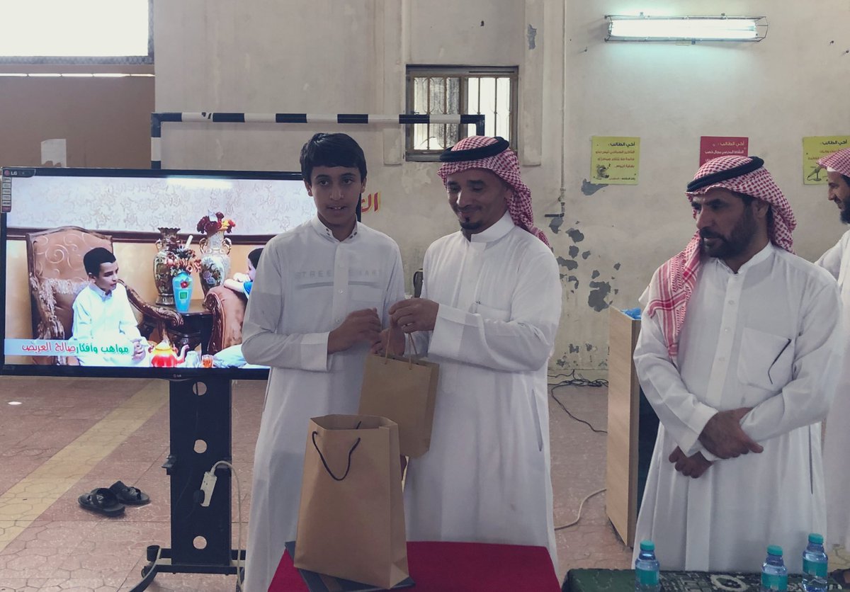 p47220's tweet photo. وفي نهاية الندوة كرمت ادارة المدرسة ممثلةً بقائد المدرسة 
الأستاذ / عبدالله بن محمد الحفيتي. 
ووكيل المدرسة 
الأستاذ / محمد بن علي الضحيان 
مقدم الندوة الأستاذ/ يوسف الحميدان 
وقدمت له الشكر والتقدير على جهوده  
#مكتب_التعليم_جنوب_بريدة https://t.co/0QPKFLSTL5