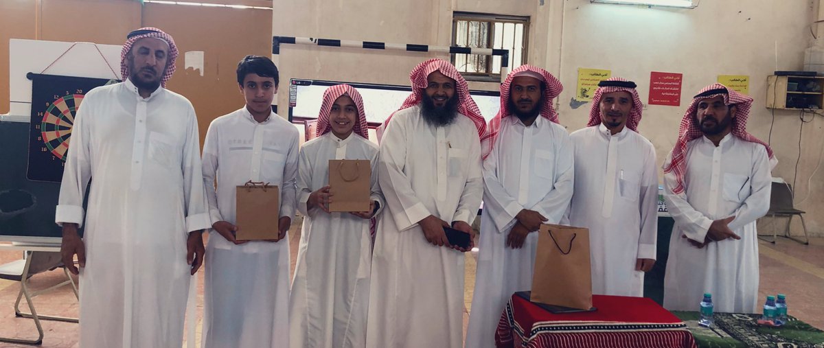 p47220's tweet photo. وفي نهاية الندوة كرمت ادارة المدرسة ممثلةً بقائد المدرسة 
الأستاذ / عبدالله بن محمد الحفيتي. 
ووكيل المدرسة 
الأستاذ / محمد بن علي الضحيان 
مقدم الندوة الأستاذ/ يوسف الحميدان 
وقدمت له الشكر والتقدير على جهوده  
#مكتب_التعليم_جنوب_بريدة https://t.co/0QPKFLSTL5