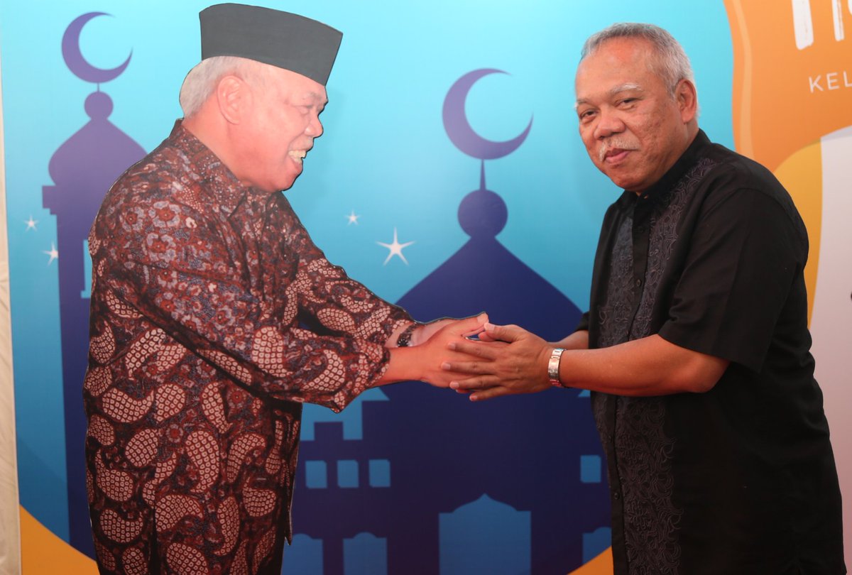 Menteri PUPR Kabinet Kerja mengucapkan selamat mengemban tugas membangun infrastruktur kepada Menteri PUPR Kabinet Indonesia Maju.