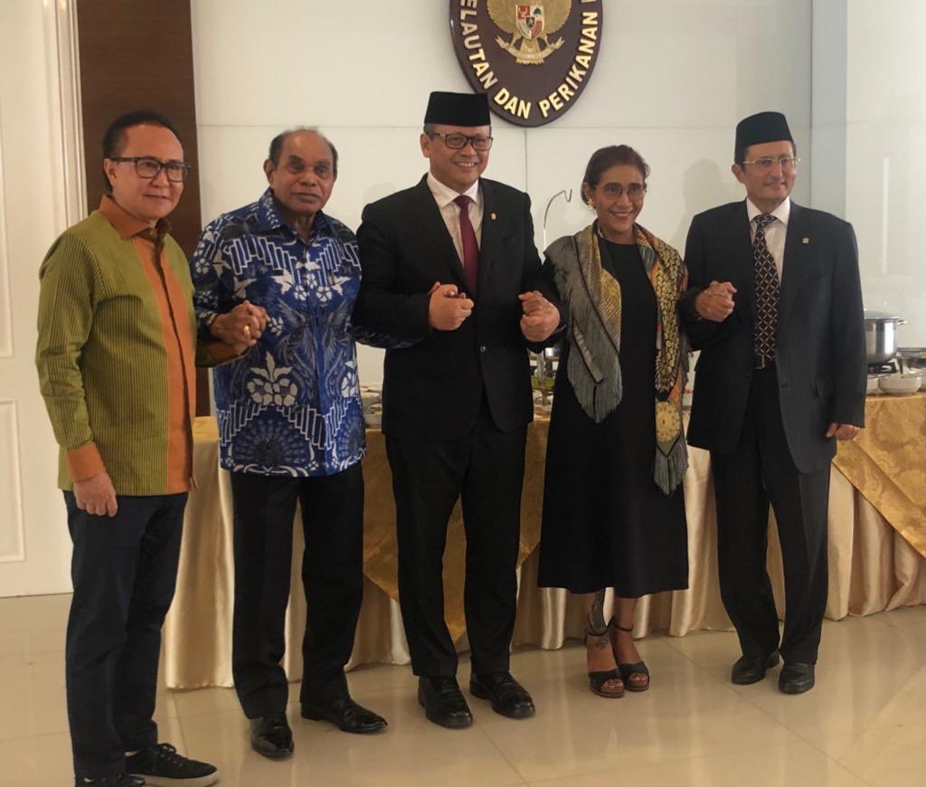 susipudjiastuti's tweet photo. Bersama Menteri KKP, Para Senior Pak Freddy Numberi, Pak Fadel muhammad, Pak Cicip sebelum sertijab hari ini. Mari kita Cintai, Jaga dan Rawat Laut Masa Depan Bangsa🇲🇨🇲🇨🇲🇨👍👍👍 https://t.co/lx1fRXc0hn