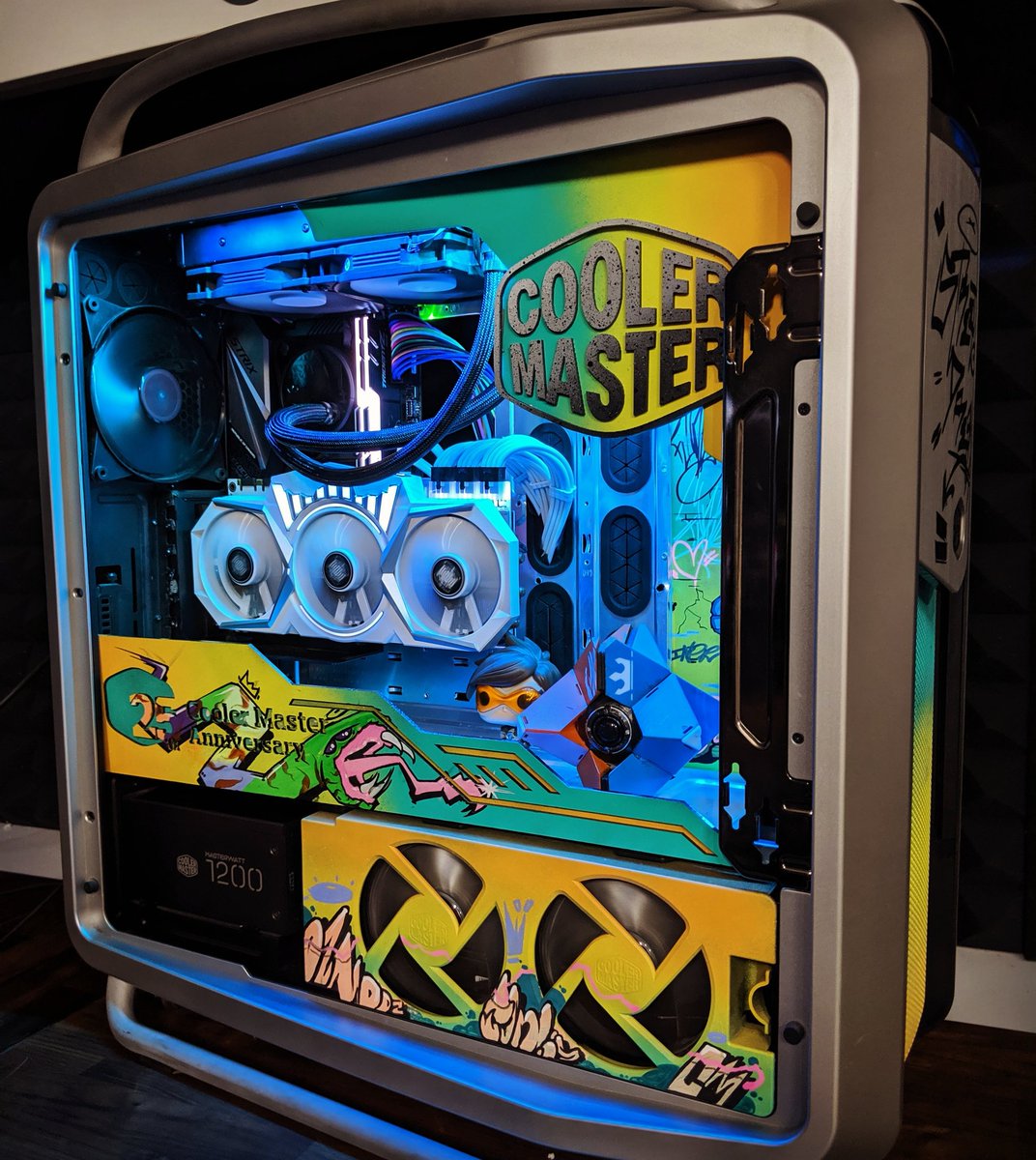 Thebeerdad2's tweet photo. Street Dreams V3 is ALIVEEE! The Galax HOF 1080ti taking pride and place paired with a Intel I7 8700k in a CoolerMaster Cosmos 2, 25th Anniversary Edition Case there's not much this beast can't handle. What do you think?

@coolermaster @cm_aunz @CoolerMasterUK #thebeerdad https://t.co/nNzgGpKEvx