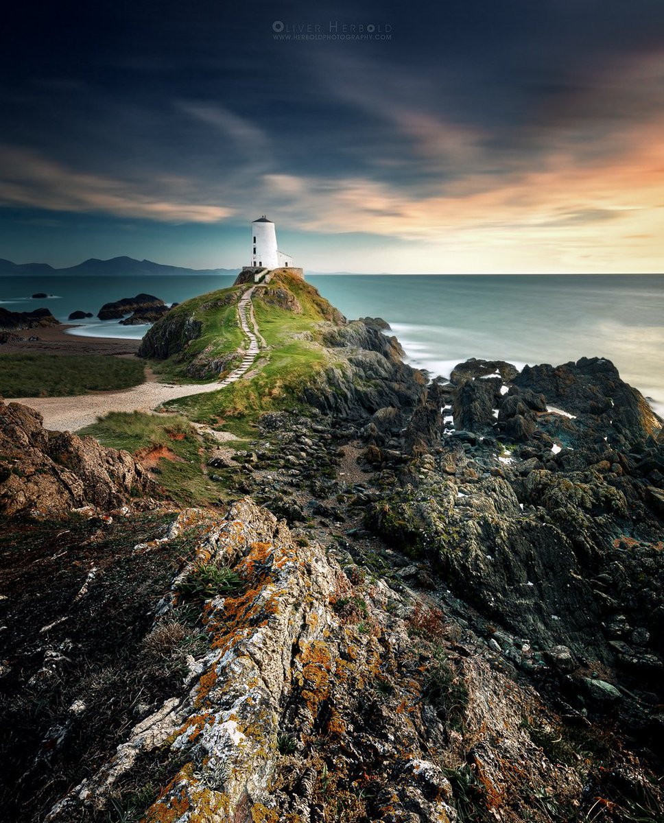 Tŵr Mawr #Lighthouse - on Ynys #Llanddwyn, #Anglesey, #Wales.
.
Click for full image!
.
#StormHour #ThePhotoHour #twrmawr #menai #menaistrait #longexposure #longexpo #seascape #landscape #workshop