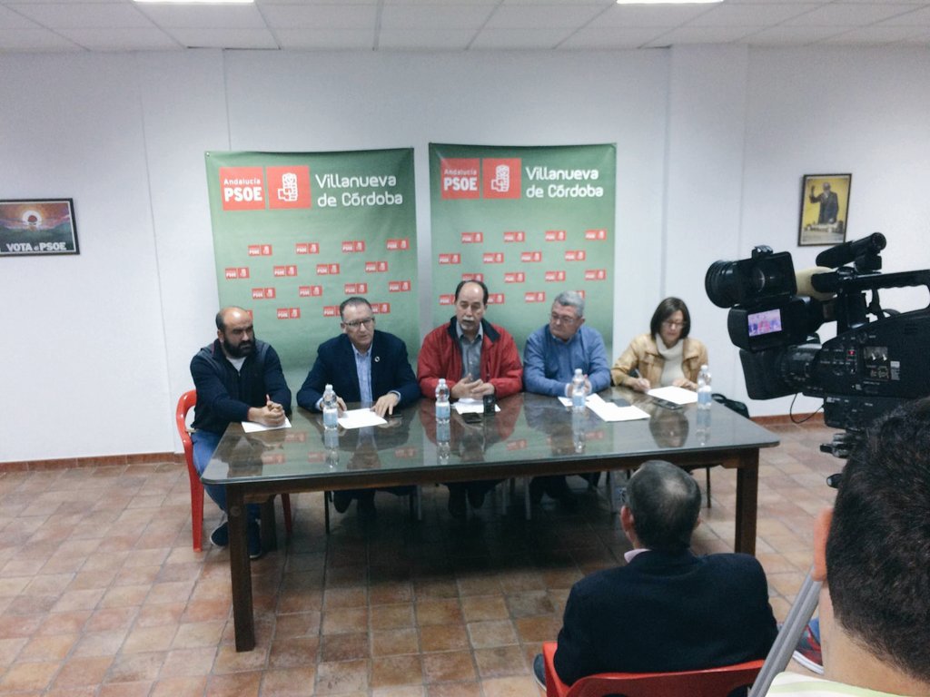 psoecordoba's tweet photo. Ayer nuestro candidato al Congreso @AlcaldiaJuan estuvo en #VillanuevaDeCórdoba junto con el parlamentario @jesusmaria_ruiz y el portavoz del PSOE jarote #FranciscoJavierArenas para atender a los medios y explicar nuestro #ProgramaComúnProgresista📜.
✊🌹/♥
#AhoraGobierno https://t.co/YrpAGcL801