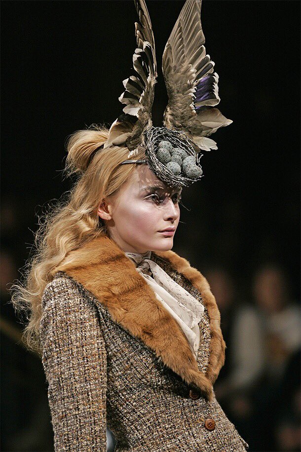 英国帽子デザイナーのフィリップ・トレーシー（Philip Treacy ）の