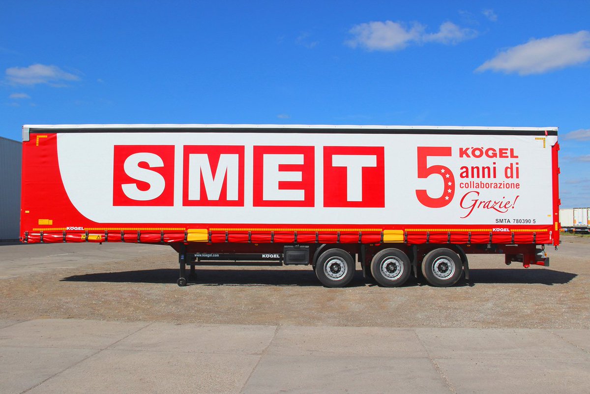 koegel_trailer's tweet photo. #SMET S. p. A. – 1.000 #Kögel Auflieger in nur fünf Jahren. ➡ Kögel #Cargo #Rail der #NOVUM-Generation mit #FlexiUse-Aufbau mit einer speziell beschrifteten Plane. https://t.co/6dxmFzc1R1 🇬🇧 https://t.co/IhoypNEBhj https://t.co/Q0MUrueXw9
