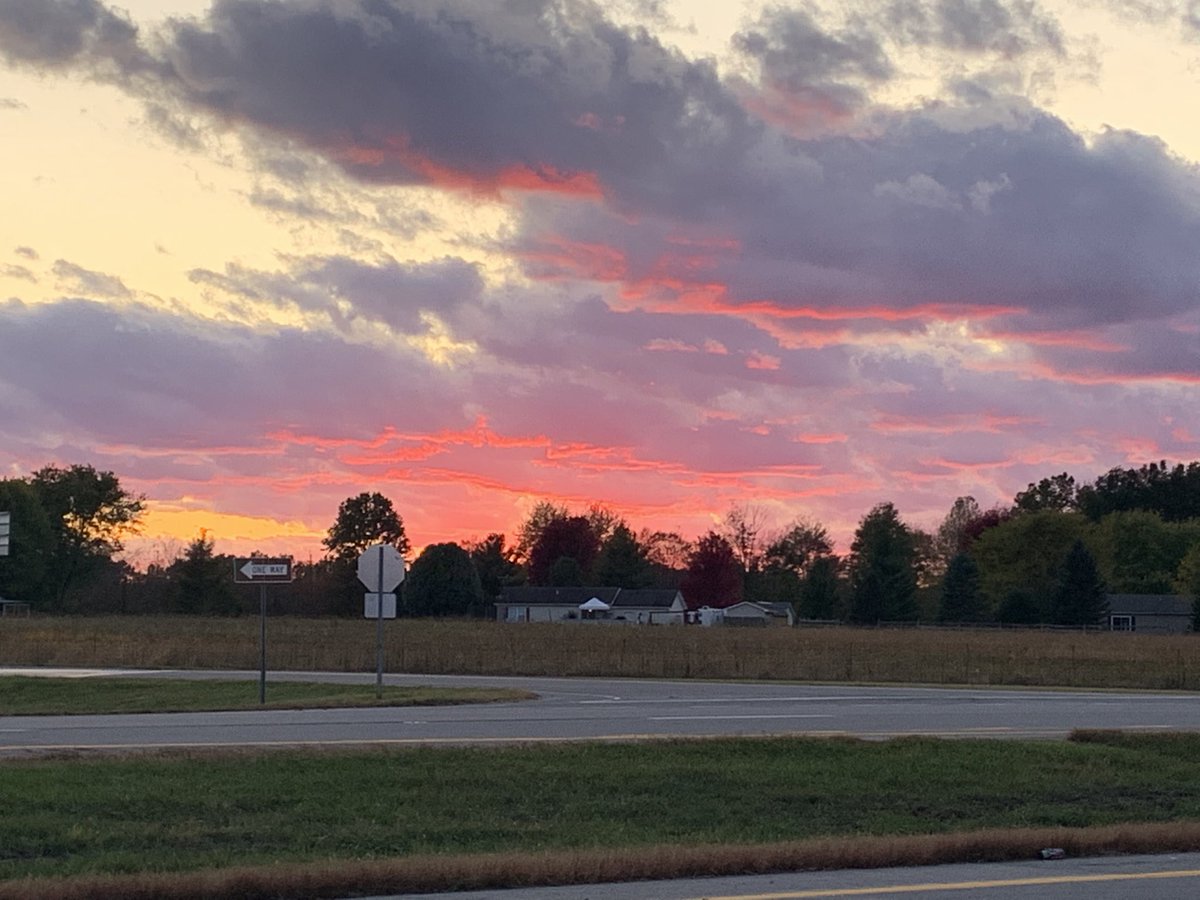 MeishaGeiser's tweet image. ⁦@RandiRicoWLWT⁩ sunset in Adams County - amazing!