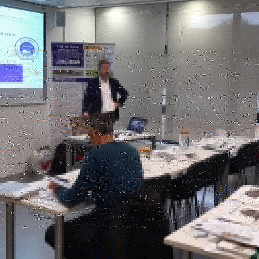 IBSTT's tweet image. Jorge Lamazares @sinzatec en la V ed. Curso Especialista #TecnologiasSinZanja #Ibstt impartiendo clase sobre #Renovacion de conducciones #agua : #closefit, #Relining, #TIP en  la sala de formación de @suezES . Obras sostenibles eje de la #ecomiacircular con #Tecnologiasinzanja