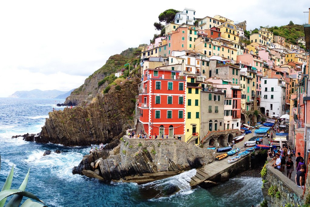 Cinque Terre: Bienvenidos al lugar más colorido de Italia – Alrededor del mundo existen innumerables pueblos donde el color es el protagonista: casas en tonos pasteles, de una sola tonalidad... feedproxy.google.com/~r/AbsolutViaj…