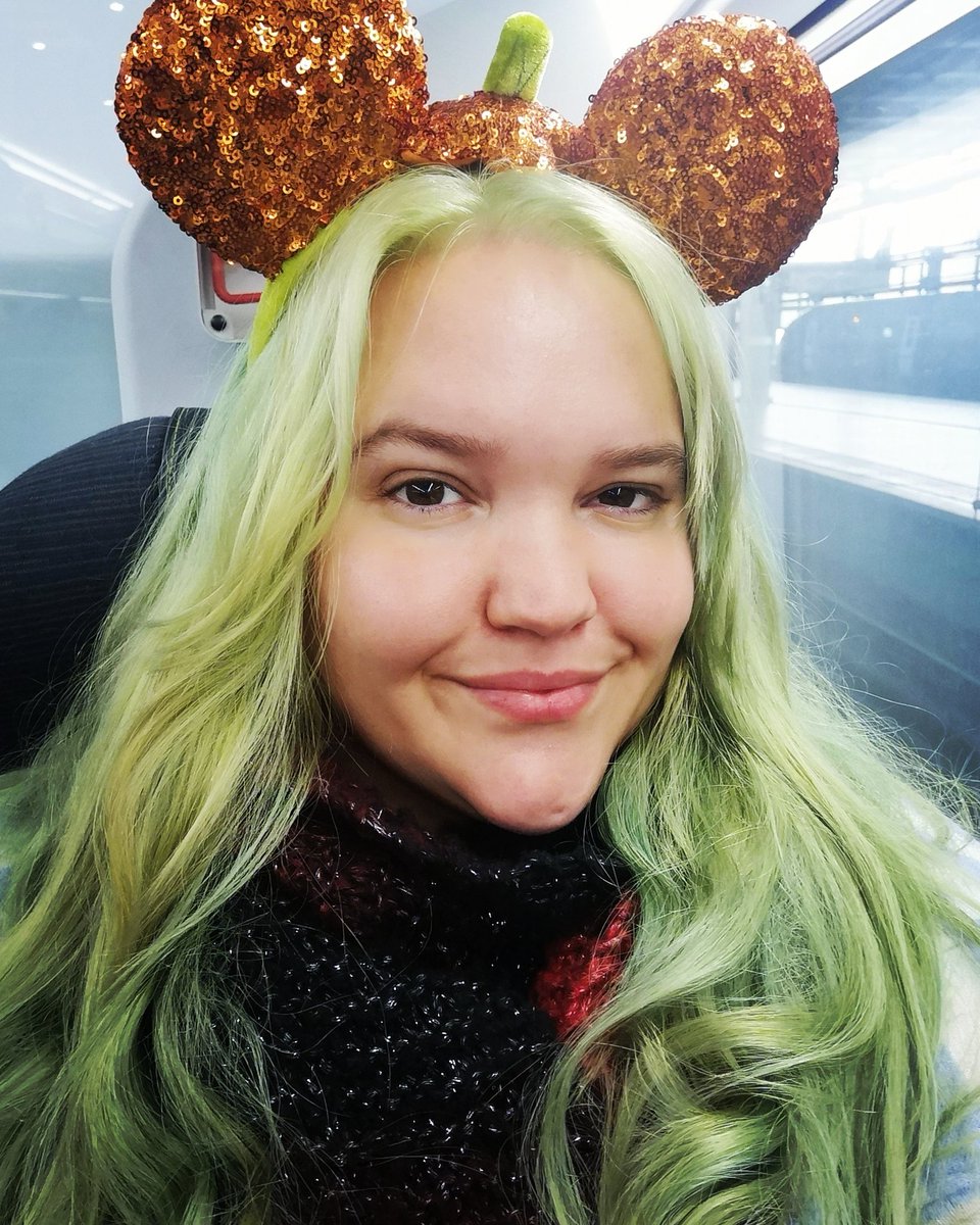 On the way to Disneyland for Halloween fun! 🎃👻💜🧡 #pumpkin #pumpkinears #mouseears #halloween #dlp #disneylandparis #disney #halloweenfestival #train #travel #eurostar #excited #holiday #trip #greenhairdontcare💚