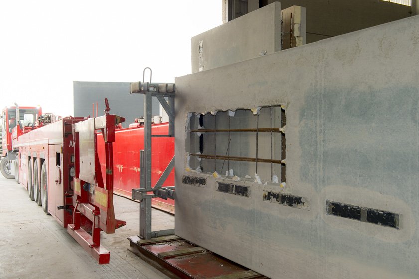 Deze dubbele wanden verlaten onze Verhelst productie in #Oudenburg - verticale transport richting werf - meteen klaar voor plaatsing - Meer over de #VerhelstPrefab producties 🕵️bit.ly/2W9bjsn