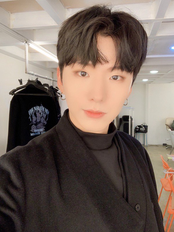 OfficialMONSTAX's tweet photo. [#기현] 다들 파인쥬 보셨나요????
안 본 몬베베들 없겠지?!?! #FOLLOW #FIND_YOU https://t.co/CdKgJCoxQF