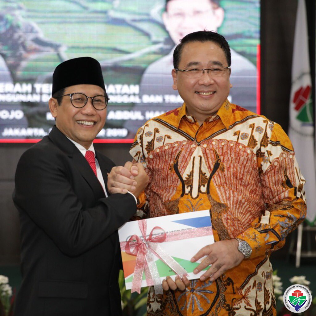 kemendespdt's tweet photo. #SobatDesa, sertijab Menteri Desa PDTT periode 2019-2024 Abdul Halim Iskandar menerima serah terima jabatan dari menteri sebelumnya, Eko Putro Sandjojo, di kantor Kemendes PDTT (23/10). https://t.co/5ACKpQyI0G