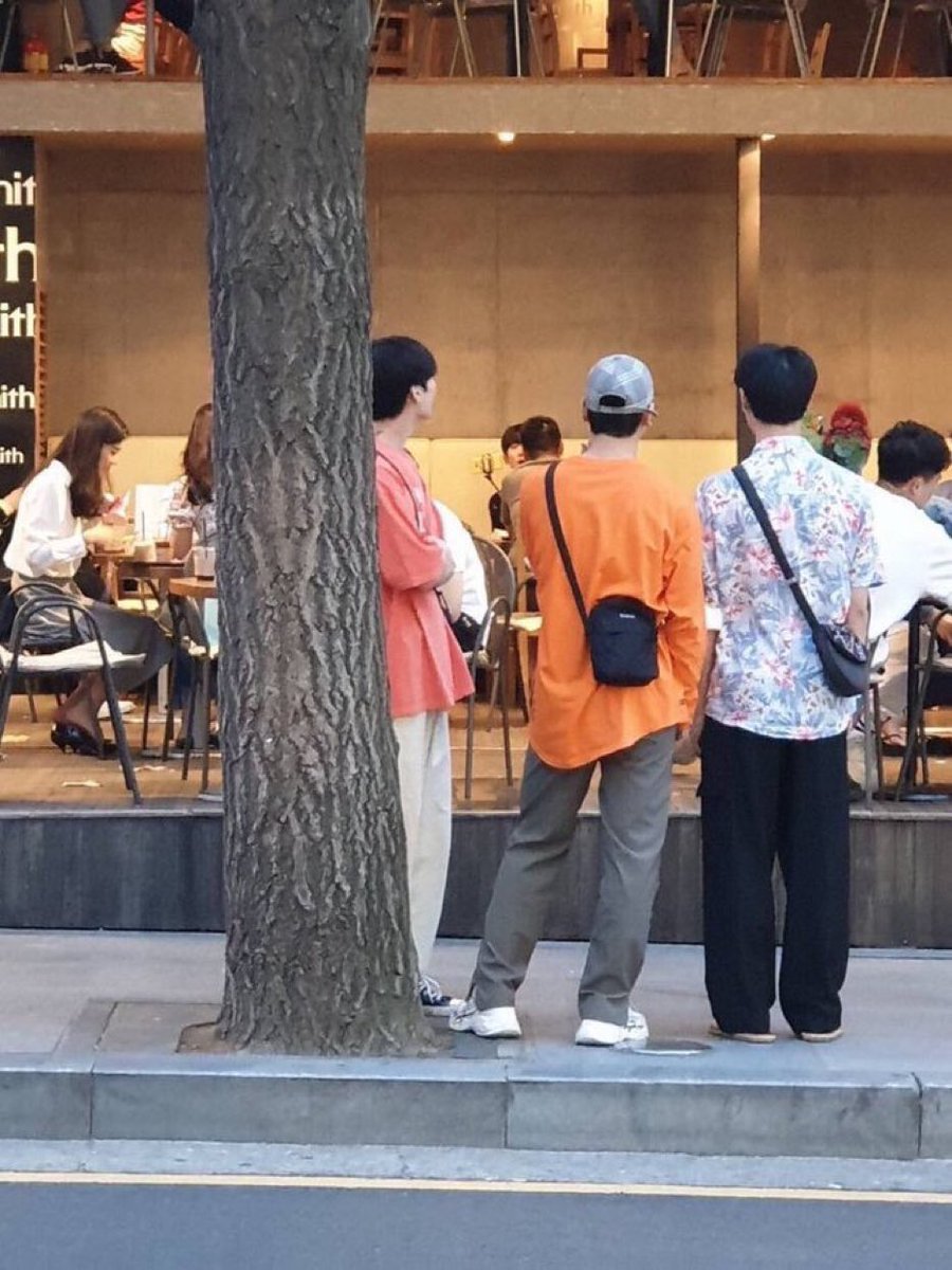 remoncherbet's tweet photo. ความสึงยอนอ่ะ มองร้อยเมตรก็ดูออกเพราะชอบคีบแตะ55555555555555 https://t.co/Frlvauavd2